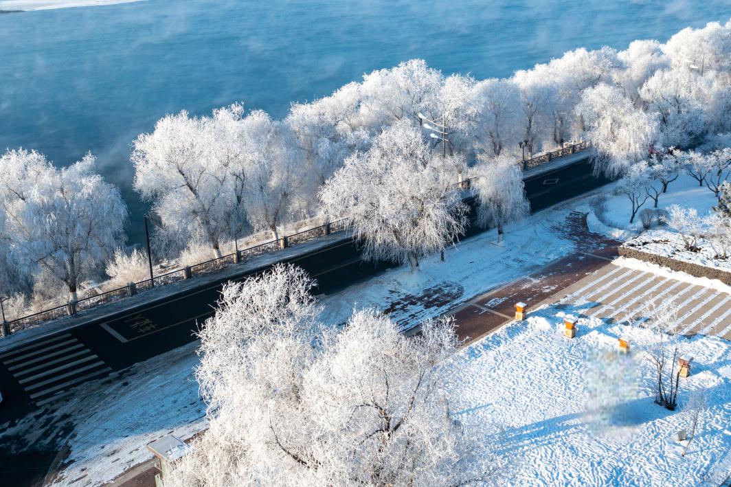 吉林市是中国吉林省的一座美丽城市,拥有令人惊叹的自然风光和丰富的