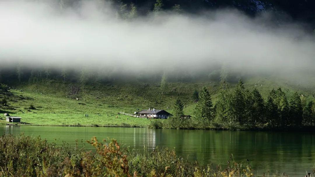 清晨的湖光山色 一幅朦胧的画卷 清晨的湖光山色