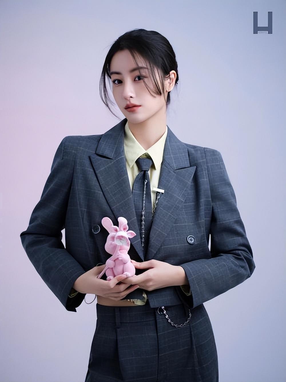 演员阵容非常新鲜 古装仙侠剧《仙剑四》中的演员阵容非常新鲜,鞠婧祎