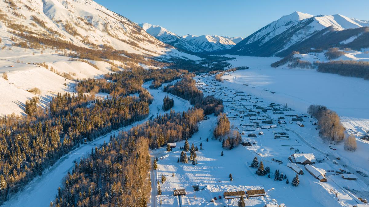 中国冬季最受瞩目的旅游胜地之一 冬日的脚步悄然而至,阿勒泰的雪景如