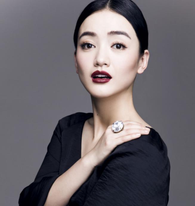 在平淡中见证真爱的力量 朱杰,一个曾与胡歌同窗的女演员,一直以低调