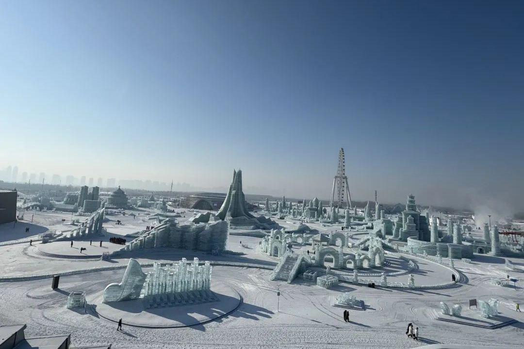 全球最大的冰雪乐园,哈尔滨冰雪大世界,在这个冬季成了绝对的焦点