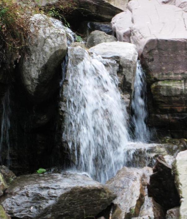 河南林州千瀑沟:大自然的奇妙世界 河南林州千瀑沟,夏日瀑布飞流直下