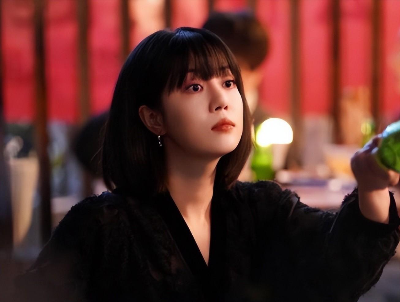 35岁女星近照变化大 李溪芮近期被传闻动脸,似乎在向"蛇精脸""嘟嘟唇"