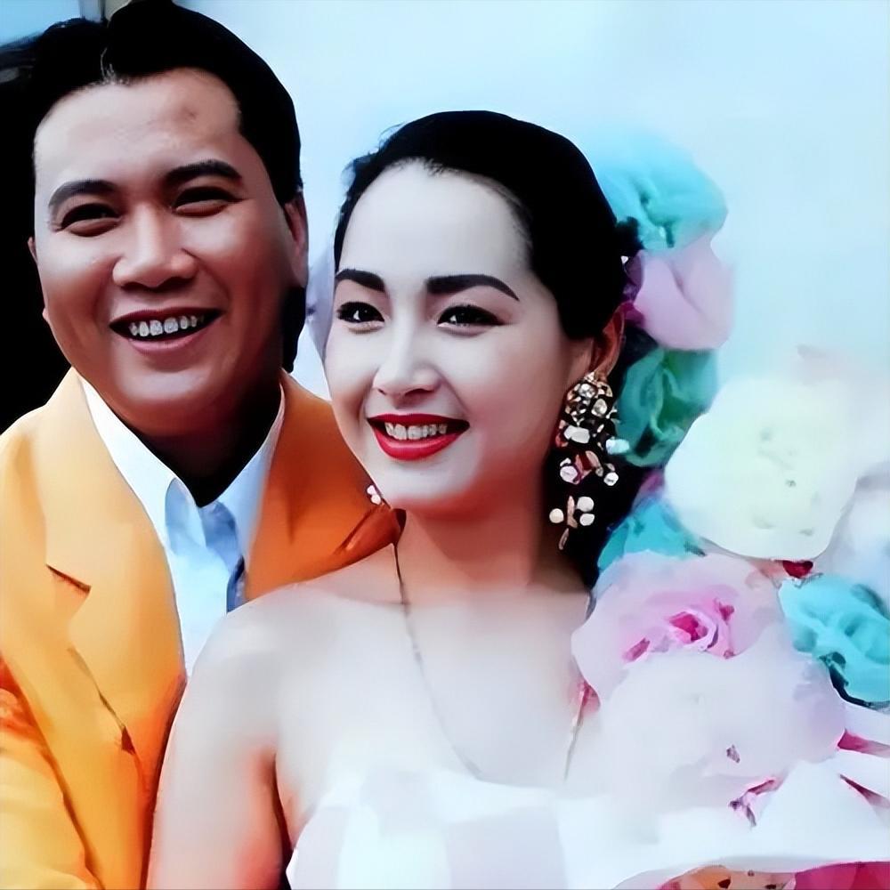 在香港娱乐圈的传奇中,万梓良与恬妞的婚姻故事堪称一部大戏