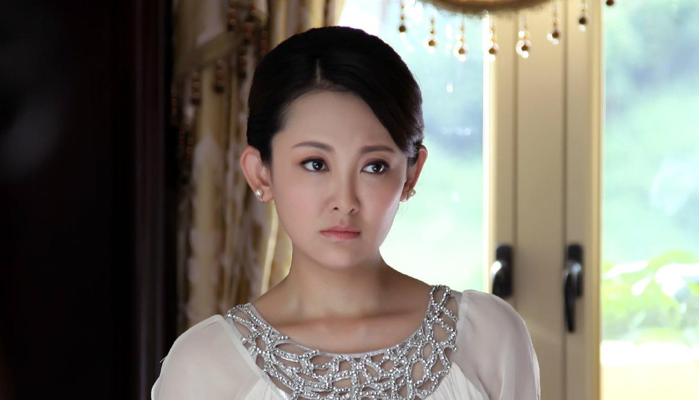 张咏棋:从收视女王到淡出荧屏,她的人生选择与艺术坚持 张咏棋,一个