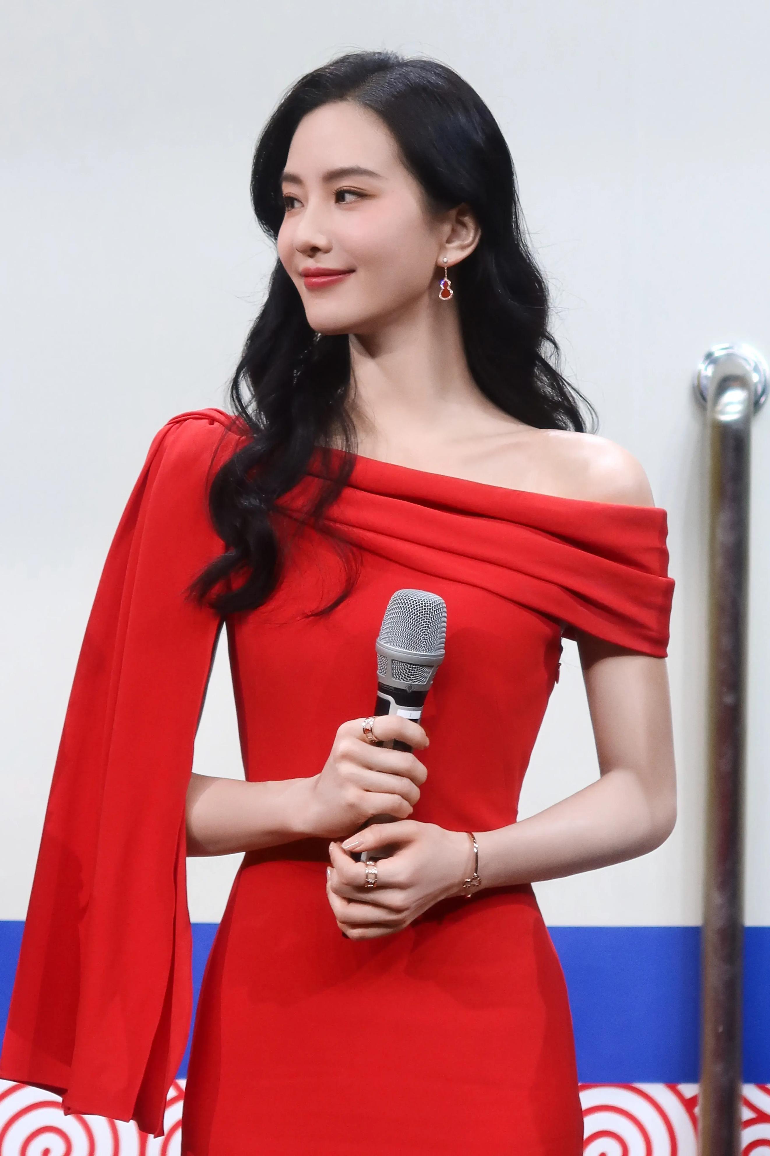 下一站春晚》:四位女神红裙比美 刘涛,刘诗诗,李沁,关晓彤在《下一站