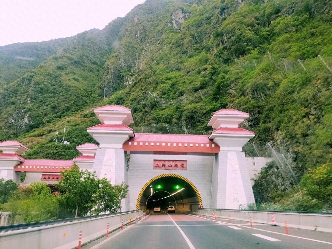 二郎山隧道:中国最美的隧道 川藏线上的二郎山隧道,是中国唯一悬挂