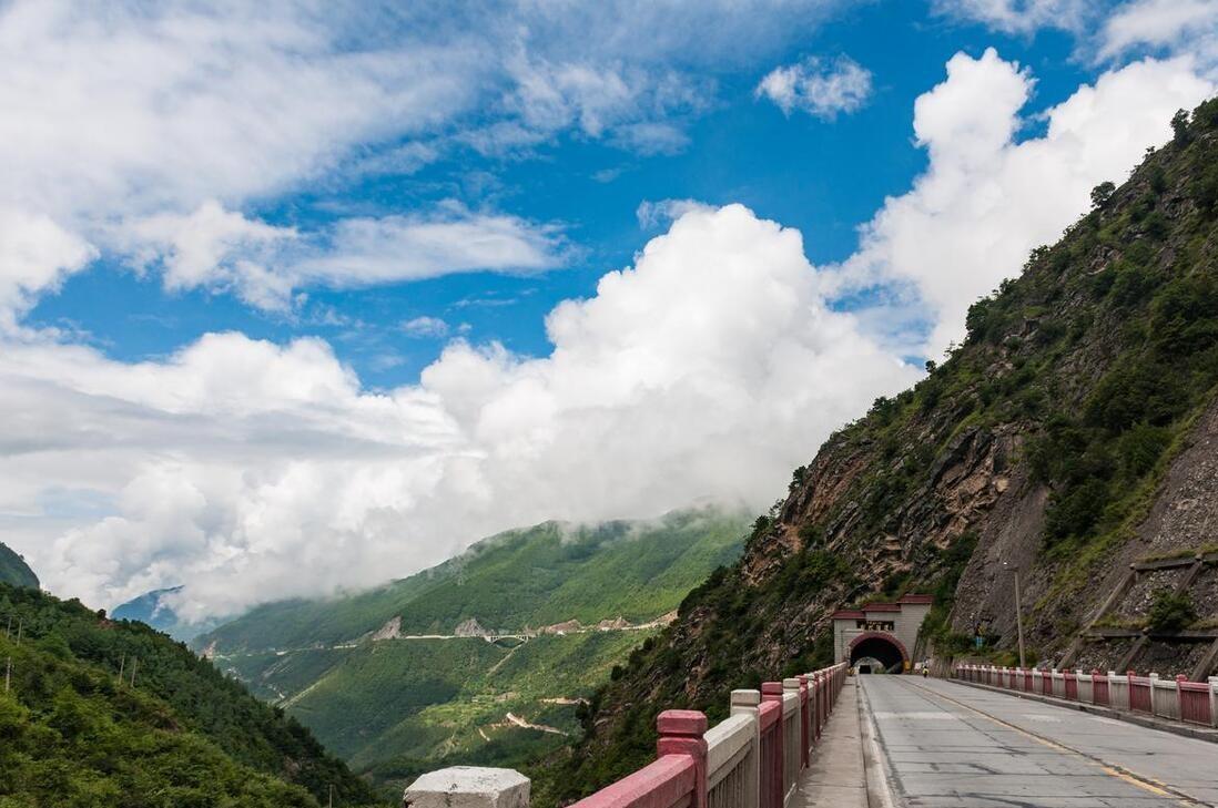 二郎山隧道:中国最美的隧道 川藏线上的二郎山隧道,是中国唯一悬挂