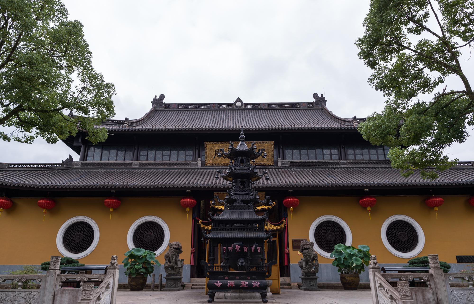 千年古刹,佛教瑰宝,静待你的探访 雪窦寺,这座坐落于浙江宁波市奉化区