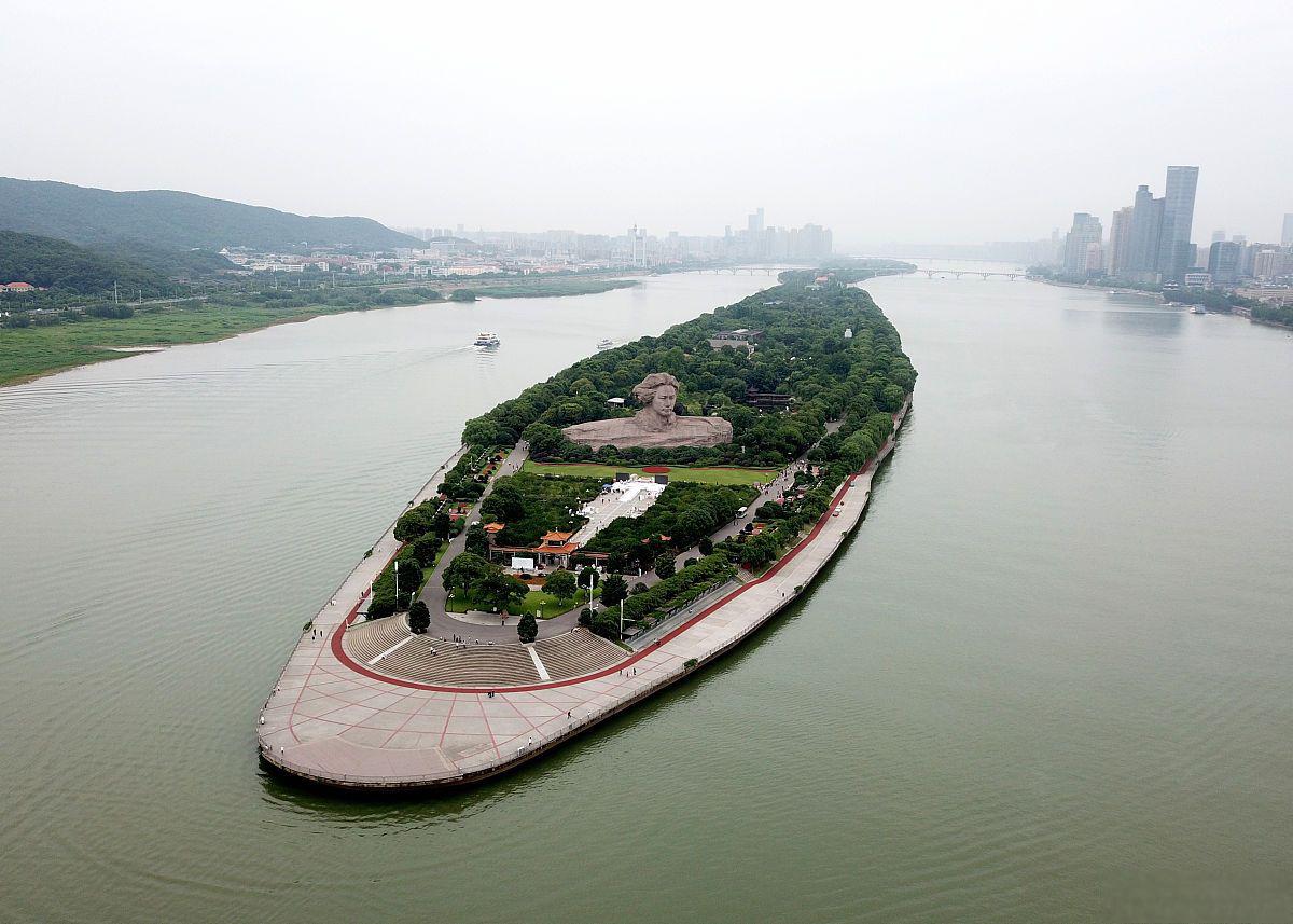 橘子洲头:人间仙境 橘子洲头是长沙旅游的必去之地,这里有绝美的风景