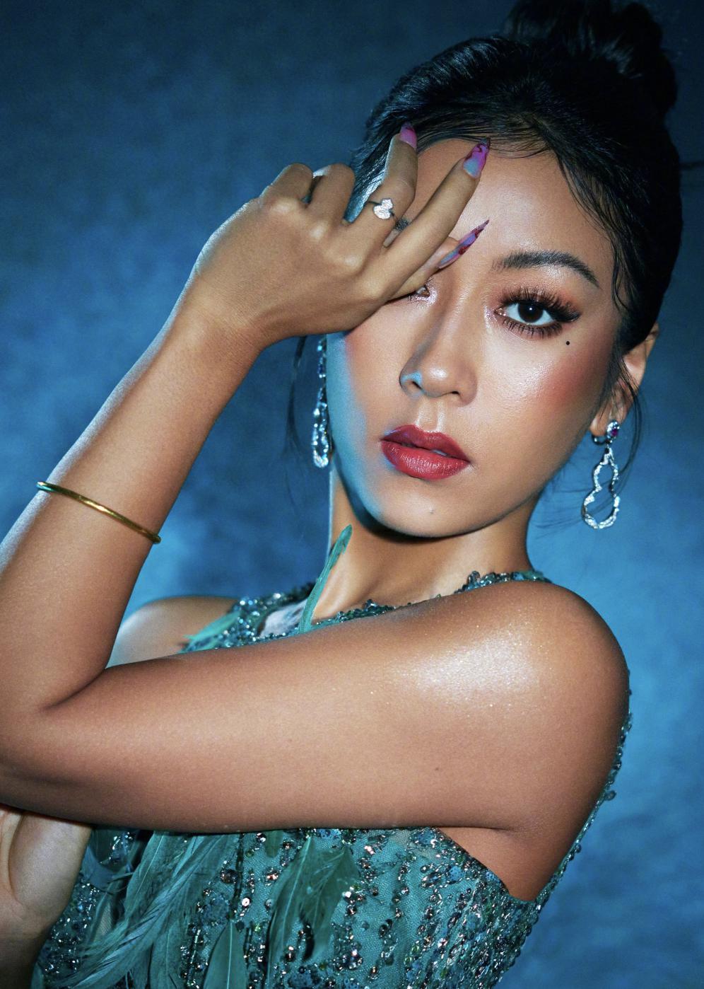 吉克隽逸春晚表演引争议,回应:不论黑白都漂亮 吉克隽逸在央视龙年