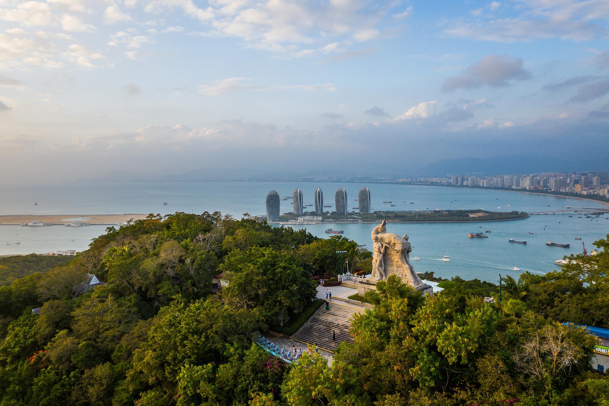 鹿回头风景区:自然与人文的完美融合 鹿回头风景区位于海南三亚,是一