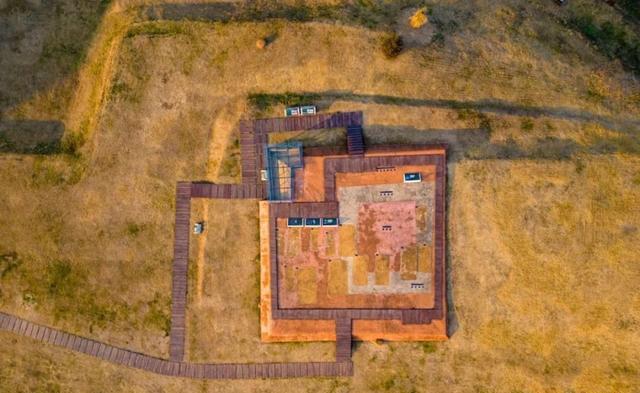 瑶山祭坛:良渚文化的见证 瑶山祭坛是一处神秘的古老遗迹,位于良渚