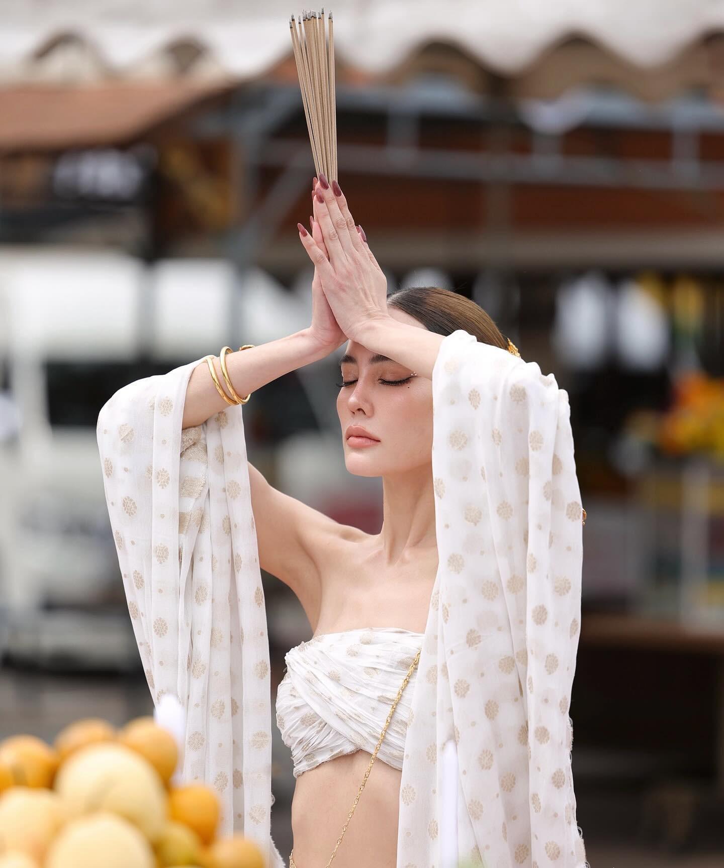 泰国女星janie身着传统泰服亮相活动,美丽动人 之前,泰国知名女星