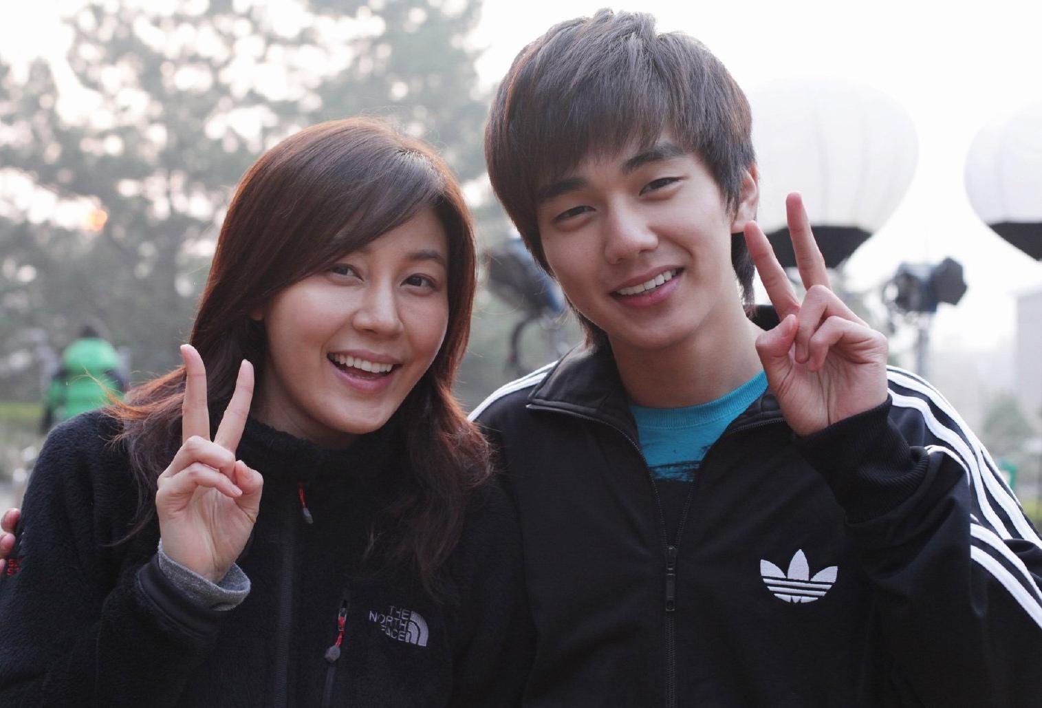 从荧幕母子到yg同社前后辈 前些日子,yg娱乐签约了演员俞承豪,使得金