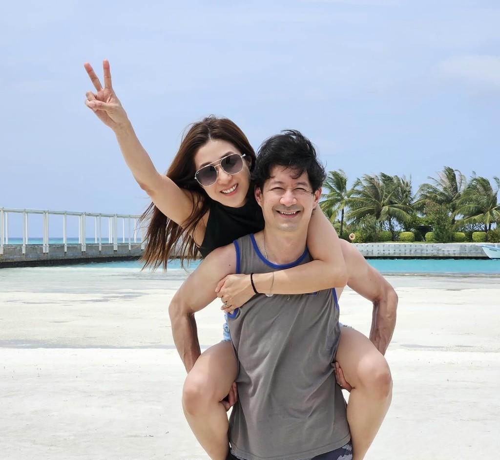 钟嘉欣和丈夫在马尔代夫庆祝结婚9周年,享受二人世界的浪漫旅程,可能