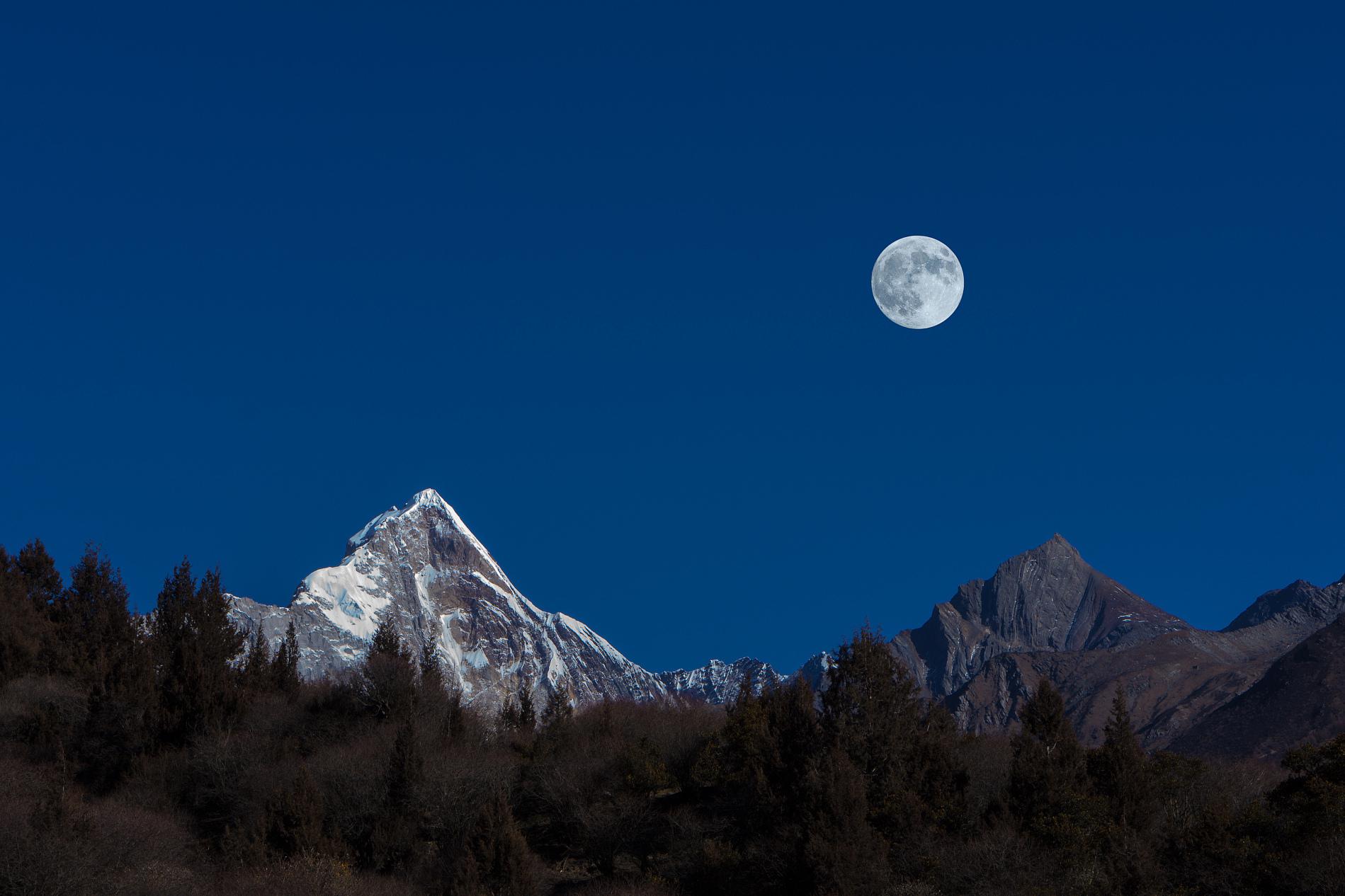 明月山:四季之美 明月山位于江西宜春,是一处被誉为旅游胜地的风景