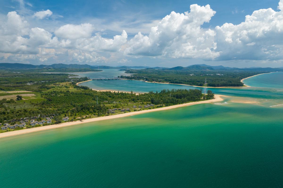 普吉岛:泰国南部的璀璨明珠 普吉岛,坐落于安达曼海上,是泰国最大的