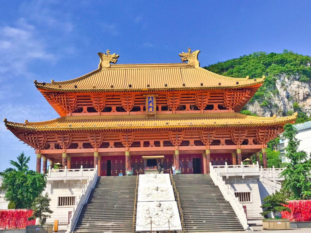 广西柳州:山水龙城 广西柳州,被誉为"千峰环绕城市立,一江环抱古城流"