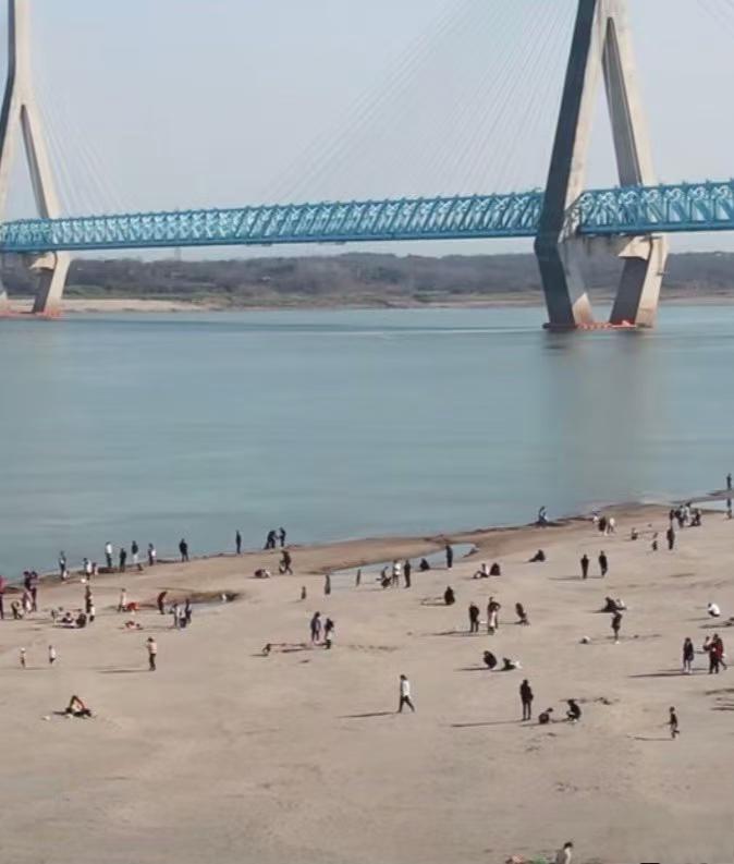 探秘安庆长风沙江滩,邂逅春日盛景 踏春时节,安庆长风沙江滩如诗如画