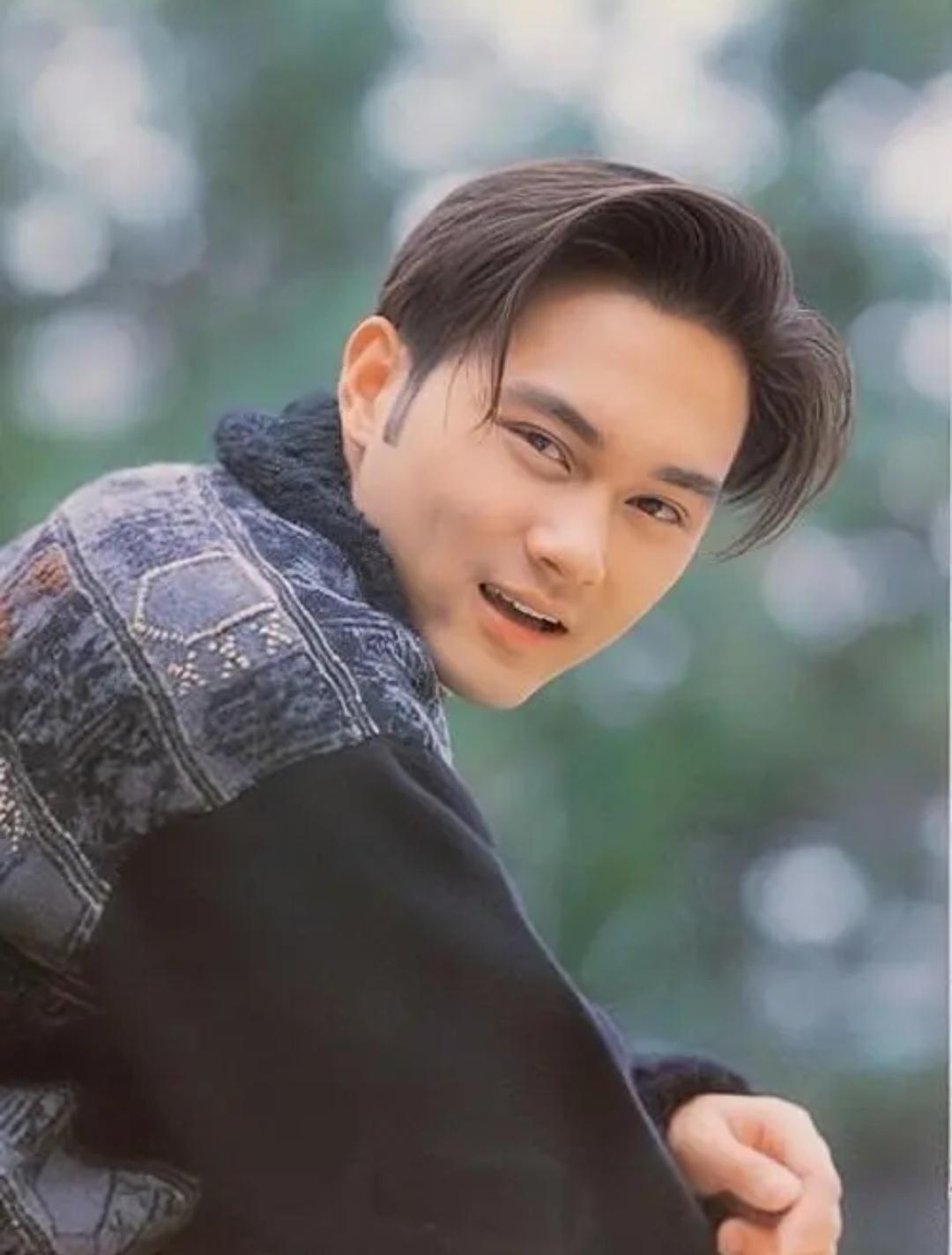 张智霖染上了一头乌黑的头发,把花白的胡子给刮了,看起来又再次年轻