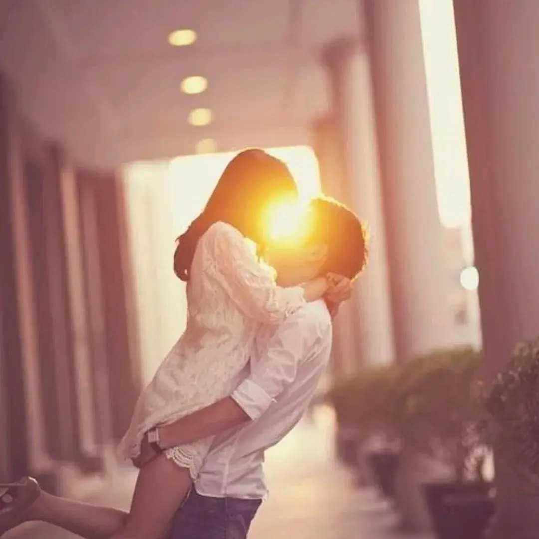 分床睡的后果:夫妻关系的复杂化与难以适应 王小明和妻子为了照顾孩子