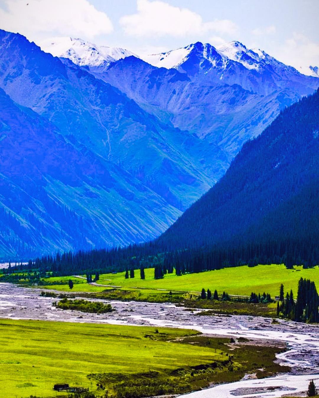 托木尔峰:新疆的天山之魂 托木尔峰,作为横亘新疆东西的天山山脉主峰