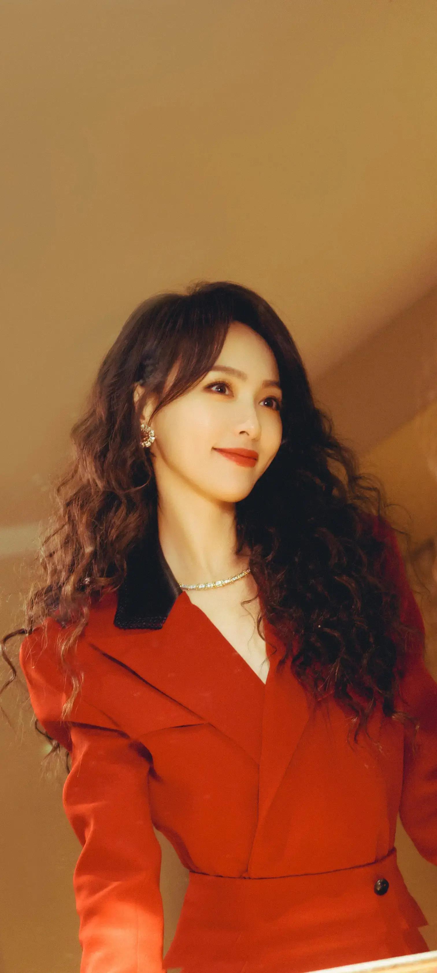 唐嫣:身穿红色礼服的美丽 唐嫣身穿红色礼服,宛如一朵盛开的花朵,娇艳