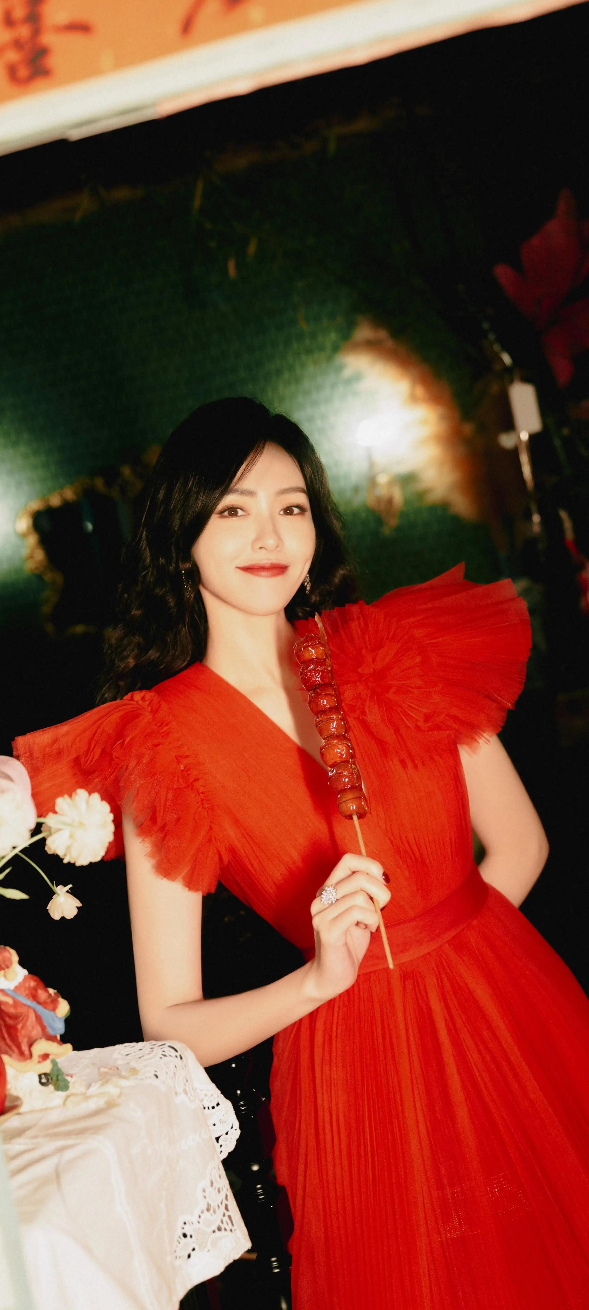 唐嫣身穿红色礼服:娱乐圈中的美丽与魅力 唐嫣,这位在娱乐圈中备受