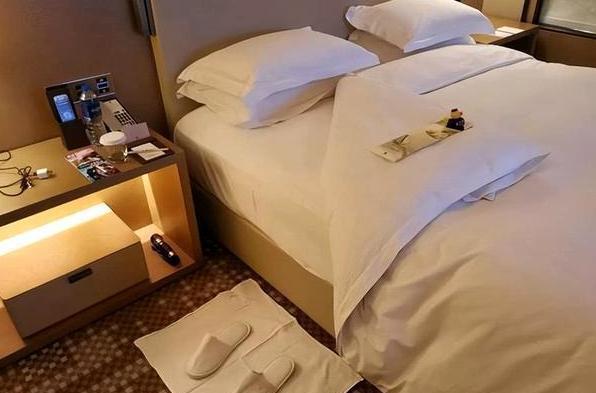 五星酒店夜床服务:专属于夜晚的温馨与惊喜 夜幕降临,华灯初上,你是否