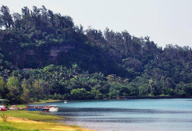 湖光岩风景区:广东最美湖泊 湖光岩风景区位于广东省湛江市西南18公里