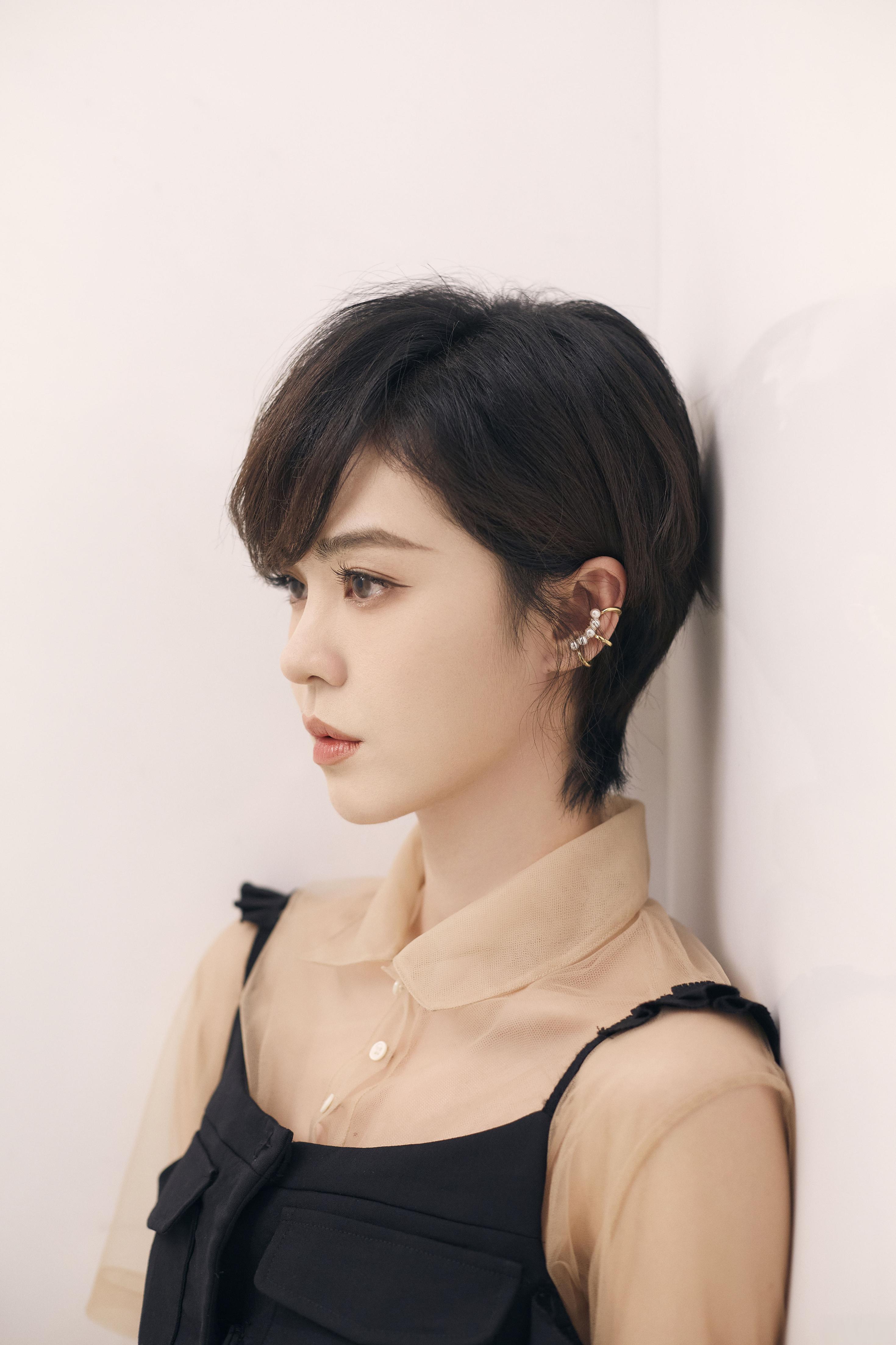 浪姐1成团人员发展情况 浪姐1成团的7个女明星,分别是宁静,万茜,孟佳
