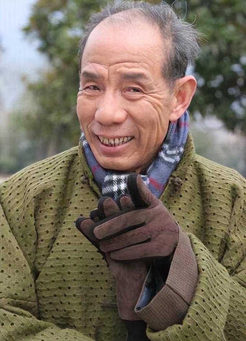 老戏骨魏宗万:85岁住出租屋 魏宗万,这位国家一级演员,曾被自己的亲