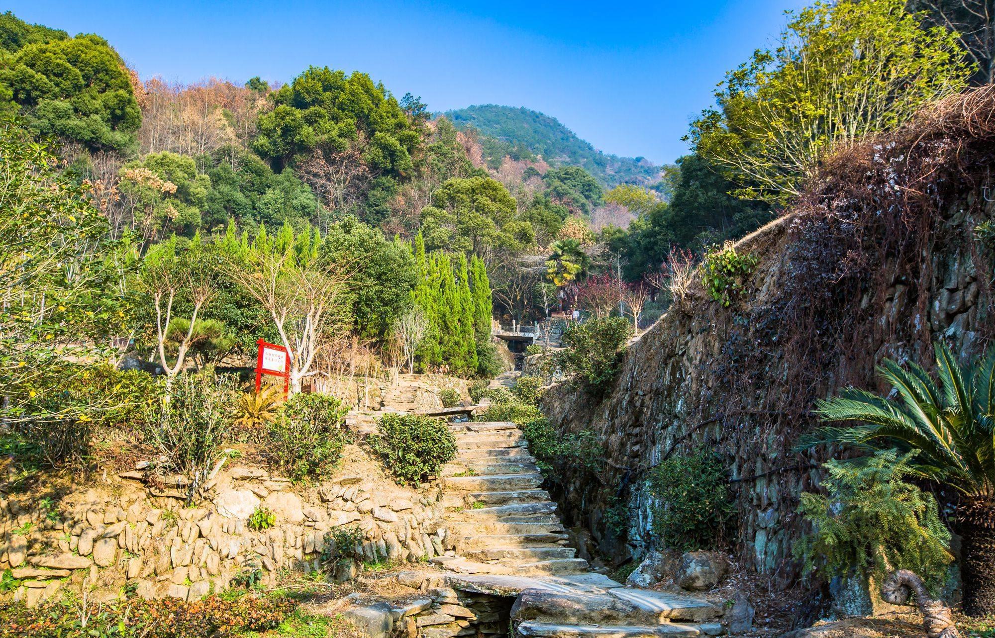 白崖寨:南国小长城上的璀璨明珠 白崖寨位于安徽省安庆市宿松县,是