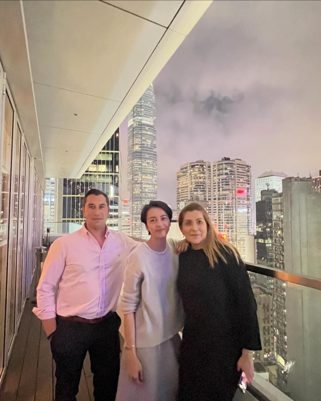 梁咏琪带姑仔夫妇游香港 梁咏琪带着西班牙籍姑仔夫妇游览香港多个