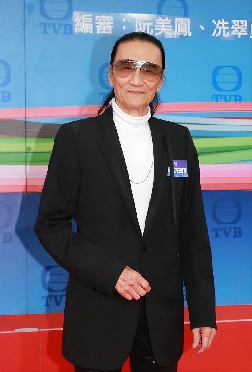 谢贤过年聚会精神矍铄,与旧友共度欢乐时光 谢贤过年期间与经纪人陈