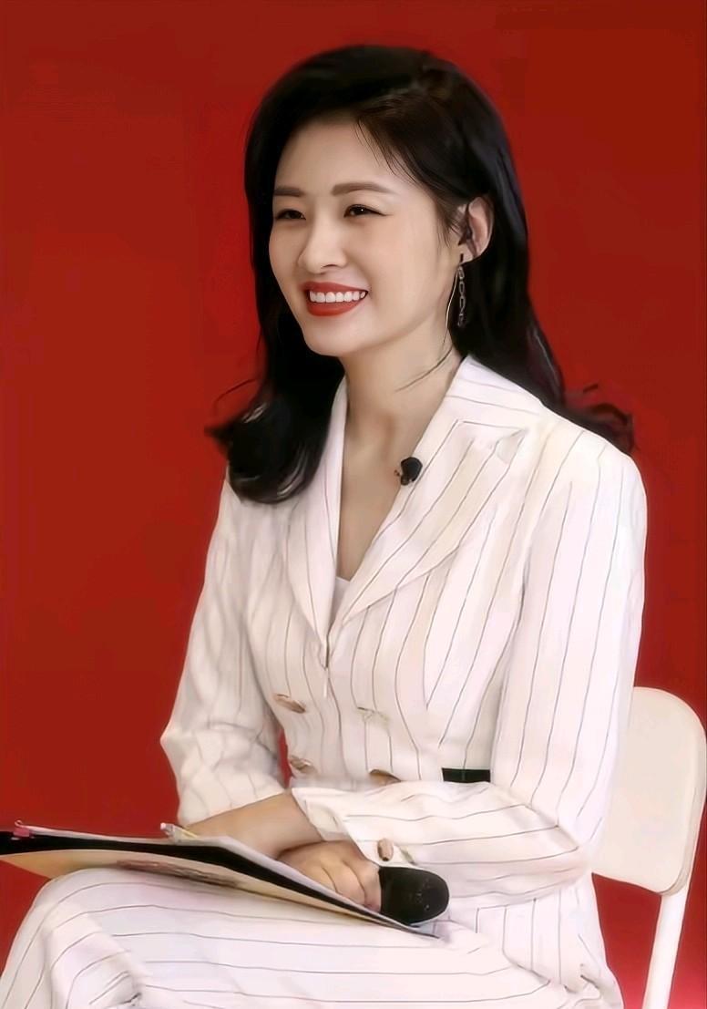 55岁周涛:从央视主持人到董事长 周涛是央视最美主持人之一,她的职业