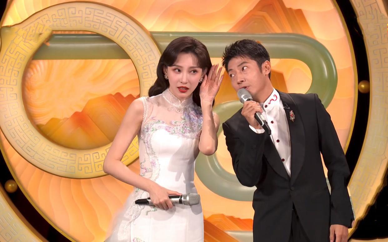 一家四口温馨同框 之前,有网友在武汉偶遇央视主持人撒贝宁携家人外出