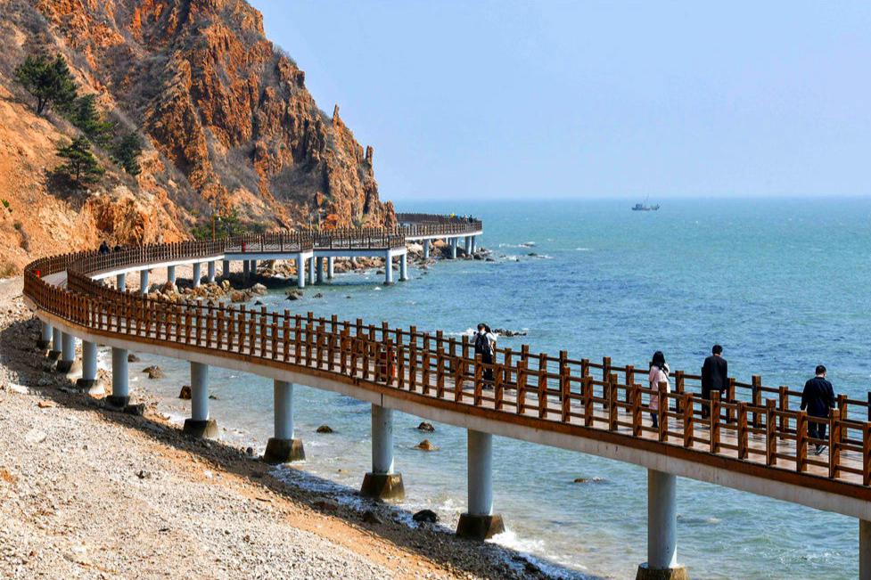 烟台栈桥:海滨城市的明珠 烟台,这座美丽的海滨城市,以她独特的栈桥