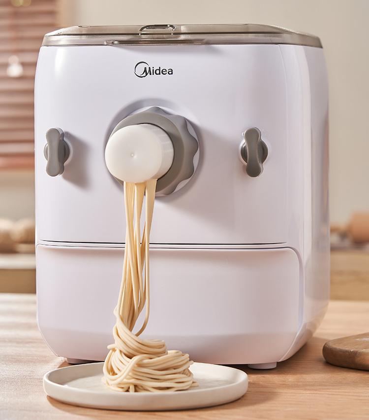 美的面条机:选购指南 在厨电潮流中,手工制面越来越受到家庭的喜爱,而