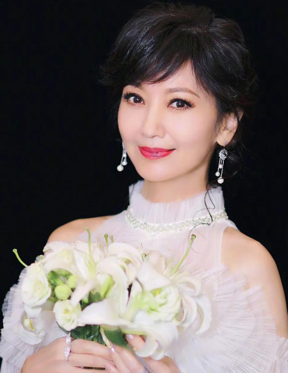 赵雅芝:我这辈子最正确的选择 赵雅芝以其一生的优雅脱颖而出,她的