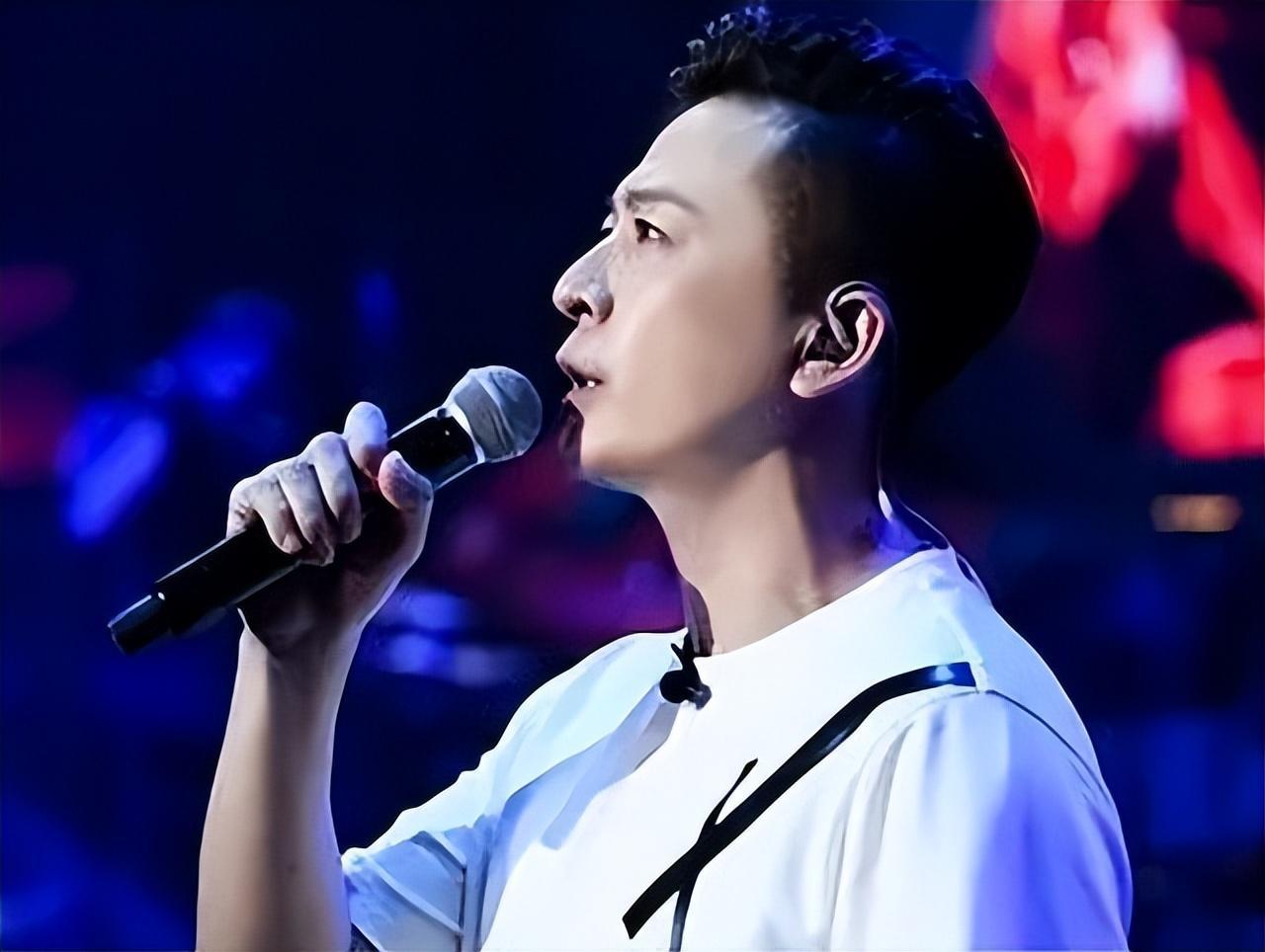 另一个圈子里风生水起 于毅,曾是一名播音员,如今是一名演员和歌手,他