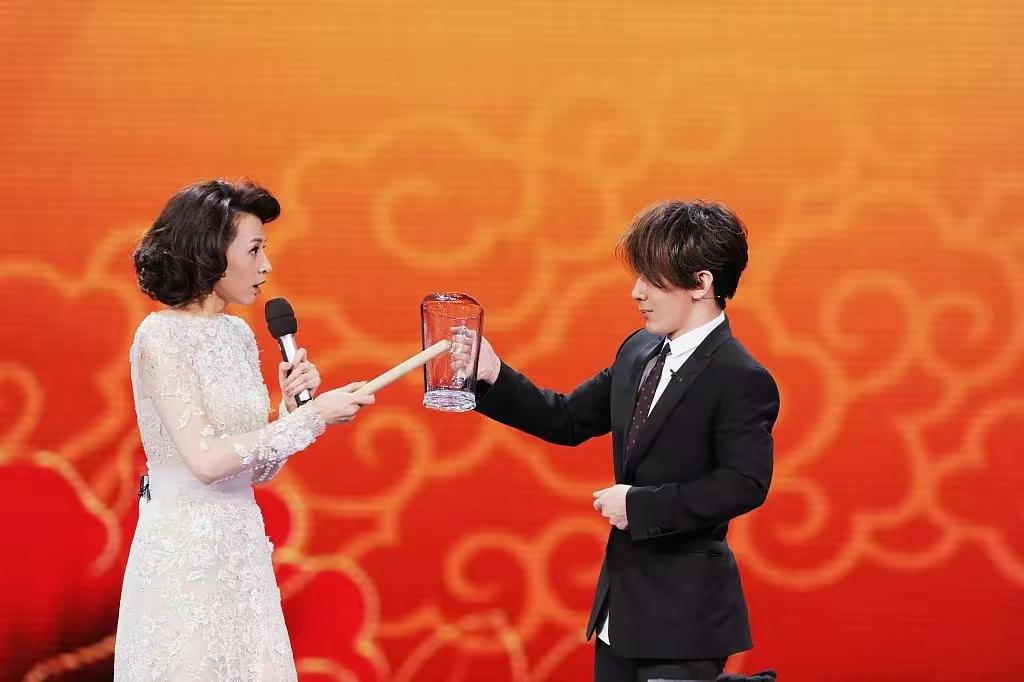 刘谦:魔术的魅力不可抗拒 刘谦在央视春晚上的魔术表演无疑是一大亮点