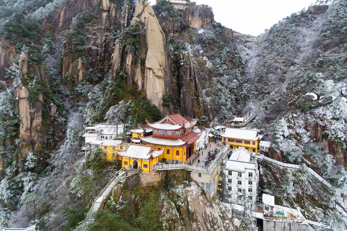 九华山:地藏菩萨的道场 九华山是中国四大佛教名山之一,也是地藏菩萨