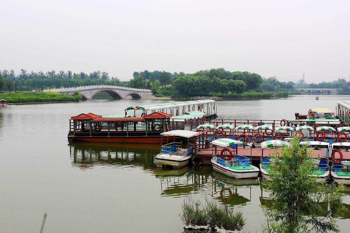 微山湖,中国北方最大的淡水湖,位于山东省济宁市微山县,是一个自然与