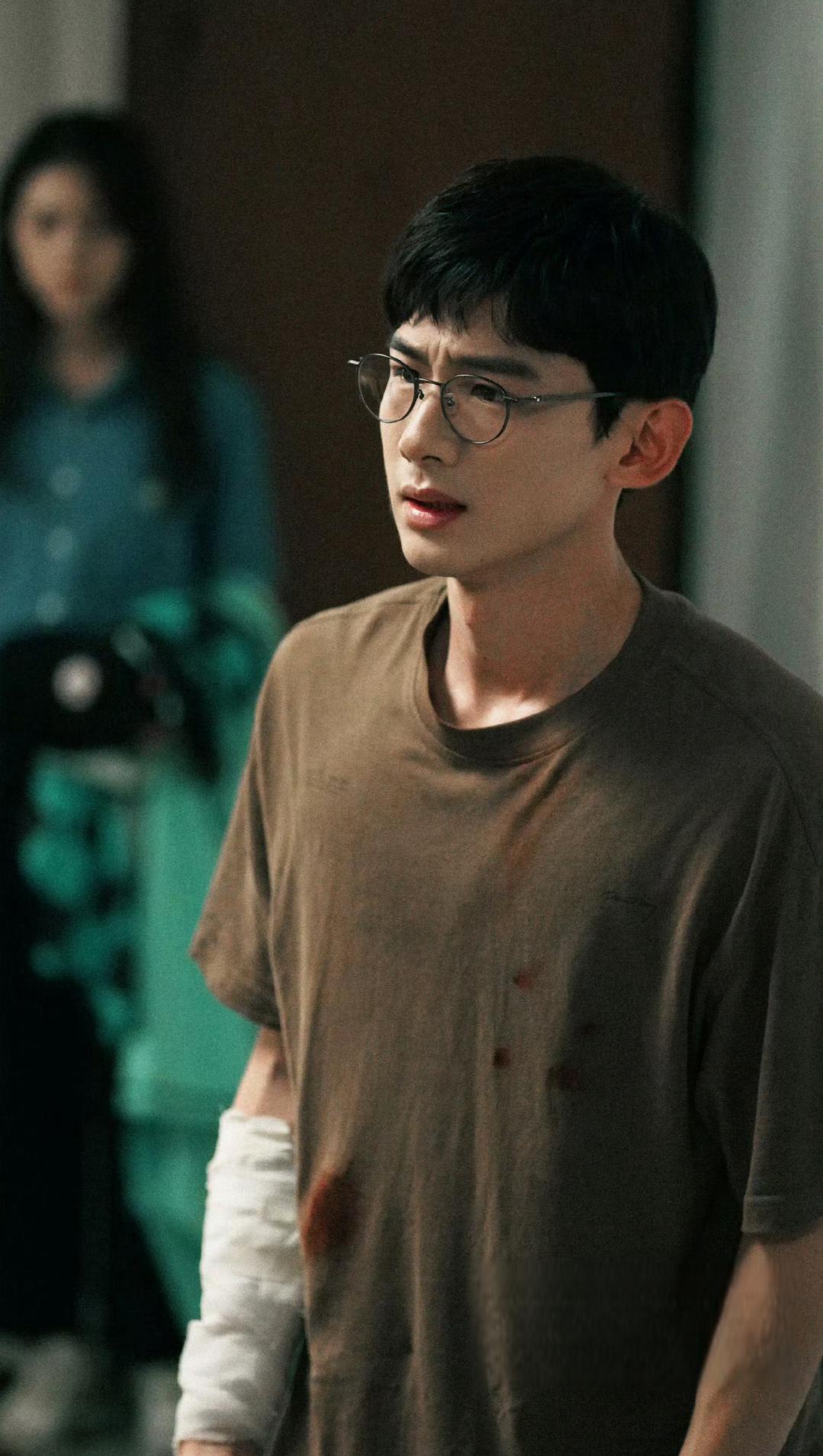 白敬亭的新剧《正当防卫》即将上映,他在剧中饰演刑满释放人员李惴珑