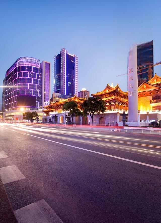 西宁:青藏高原的绝佳之地 西宁,青海省的首府,位于青藏高原东北缘.