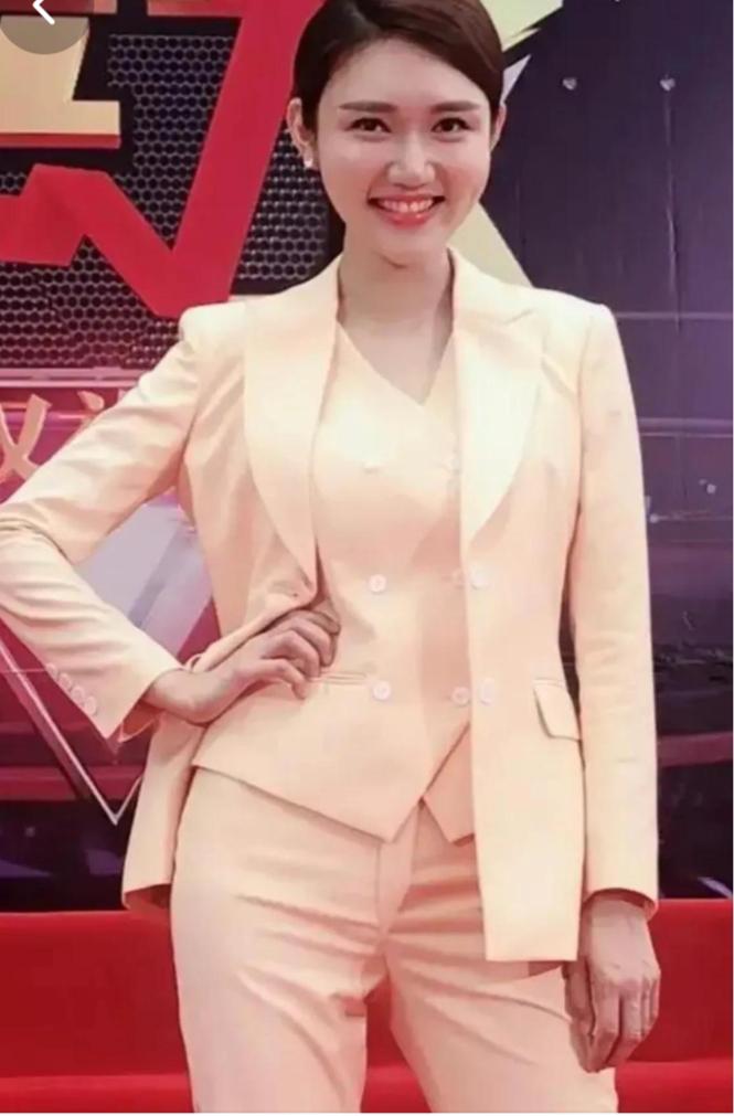 龙洋:专业与魅力并存,主持界的璀璨明星 龙洋,作为央视的优秀主持人