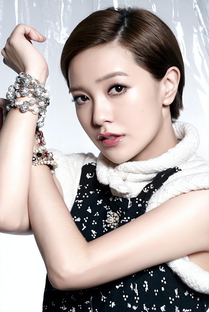 郭采洁:时尚霸气转型之路 郭采洁在脱离顾里后,展现出了时尚霸气的一